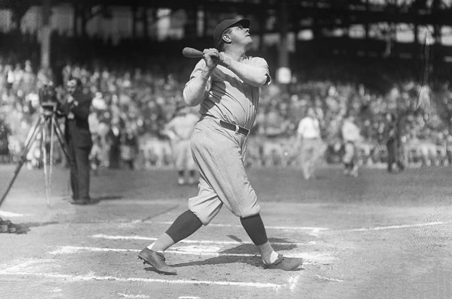 le joueur de baseball Babe Ruth frappant avec sa batte