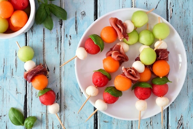 Brochettes de melons, pastèque, jambon et mozzarella