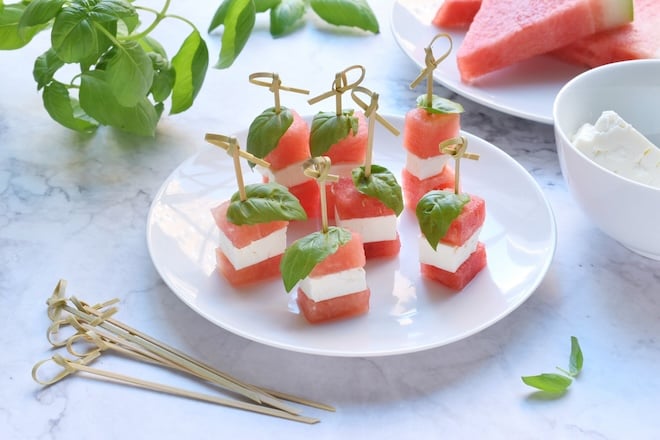 petites brochettes de pastèque à la feta et basilic