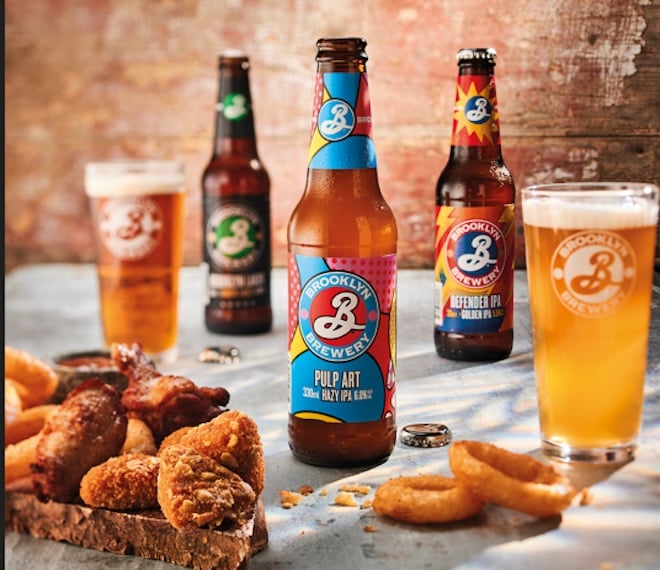 Bouteilles de bières Brooklyn Brewery avec des finger foods.