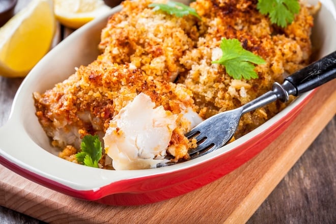 plat de poisson blanc avec une coûte