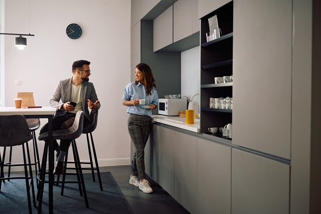 deux collègues discutant dans l'espace détente de l'entreprise