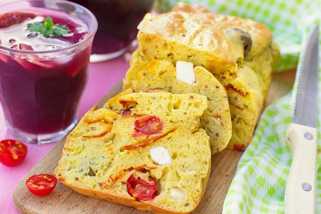 cake à la feta, tomates et chorizo