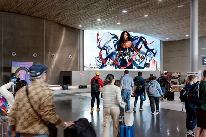 affiche Lancôme représentant Aya Nakamura dans un aéroport