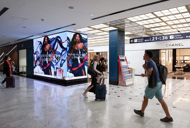 affiche Lancôme représentant Aya Nakamura dans les couloirs d'un aéroport