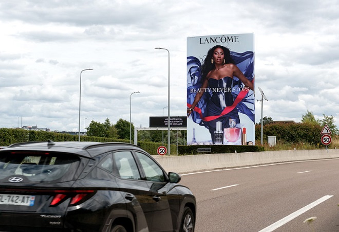 affiche Lancôme représentant Aya Nakamura en ville