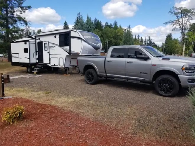 la caravane et le pick-up du couple