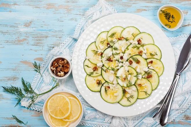 assiette de carpaccio de courgettes à la feta