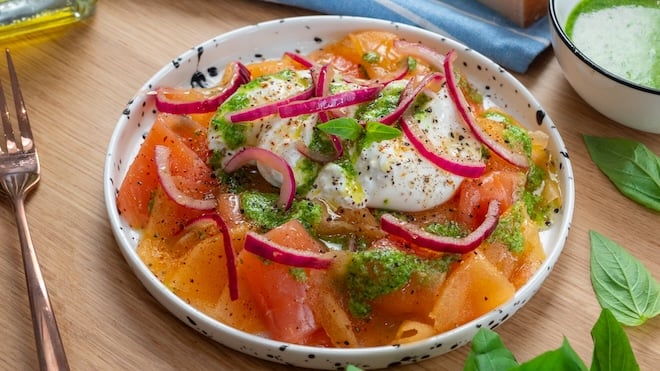 Assiette de carpaccio de melon, saumon fumé, burrata et pesto