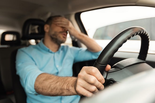 Conducteur fatigué dans sa voiture