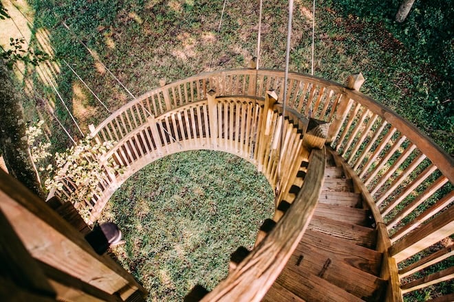 les escaliers de la cabane du Château d'Audrieu