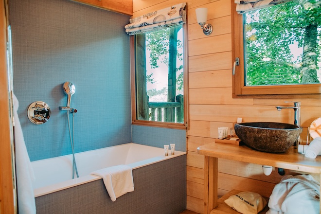 salle de bain de la cabane perchée du Château d'Audrieu