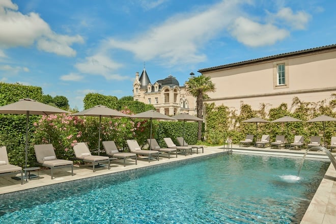 piscine extérieure du Château-Hôtel Grand Barrail