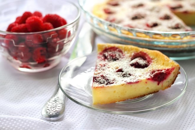 part de clafoutis aux framboises