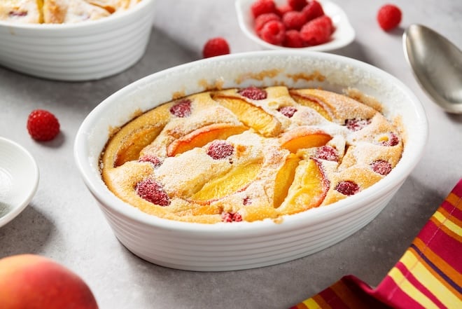 plat de clafoutis aux pêches et framboises