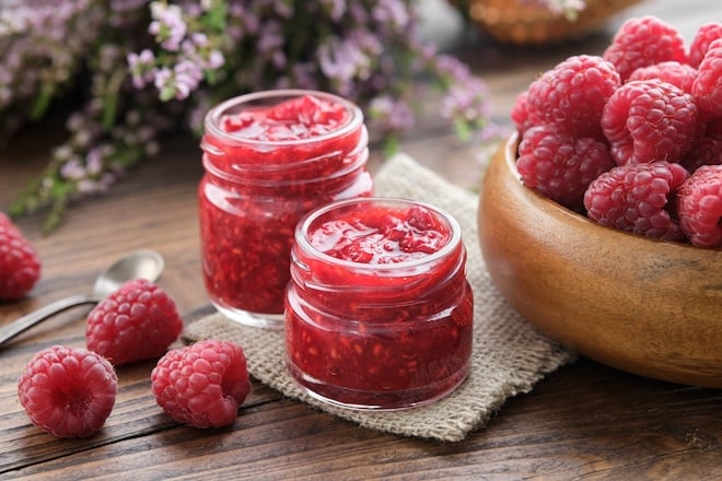 pots de confiture aux framboises