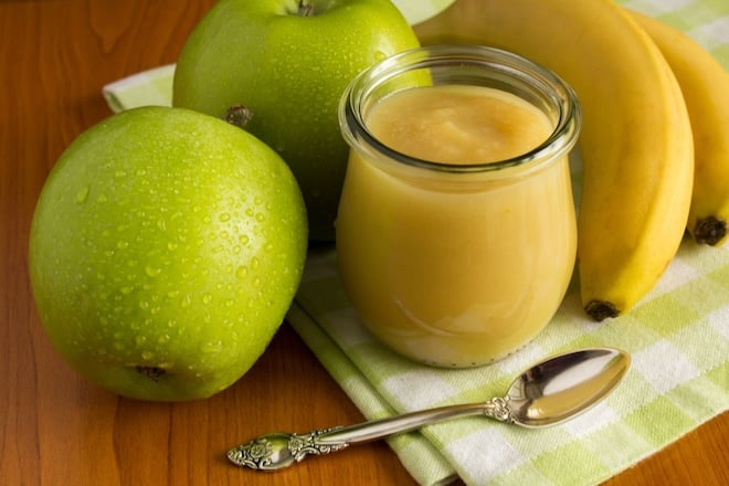 pot de compote aux pommes et à la banane