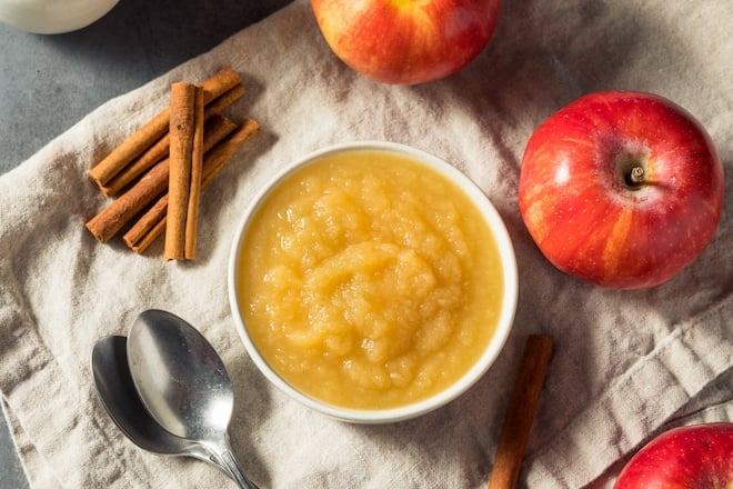 bol de compote de pommes