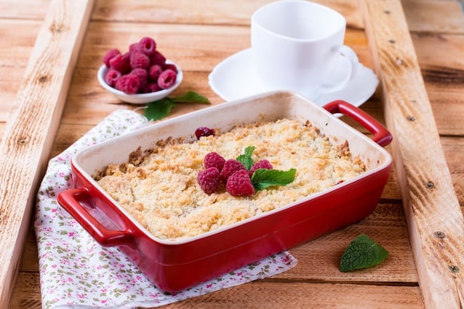 plat de crumble aux framboises