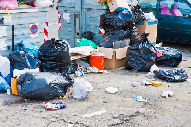 Débordement de poubelles dans une rue