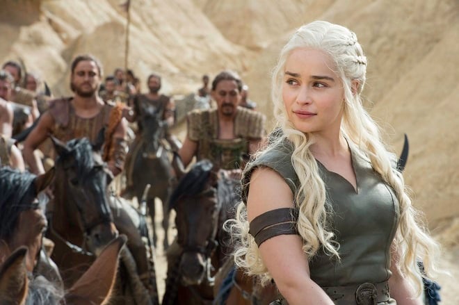 image tirée de Game of Thrones montrant le personange de Daenerys Targaryen