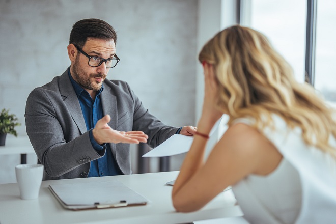 un emplyeur réprimandant sa salariée