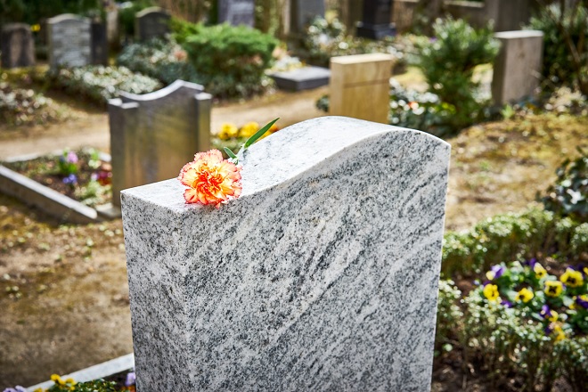 Pierre tombale dans un cimetière 