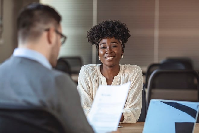 jeune femme faisant assisant à un entretien d'embauche