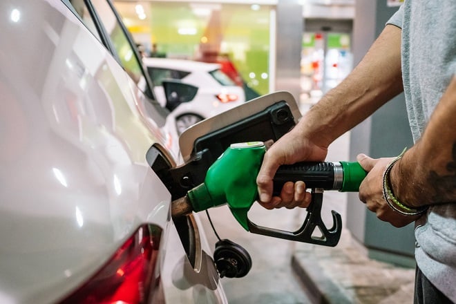 Conducteru faisant le plein d'essence sur sa voiture