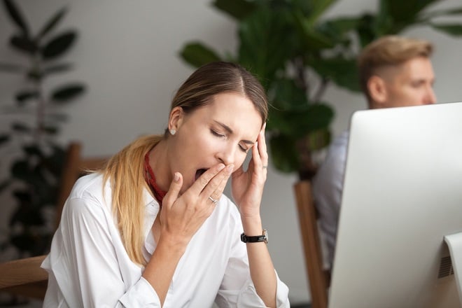 une employée fatiguée à son bureau