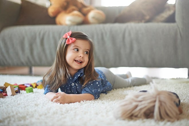 Petite fille jouant avec ses jouets