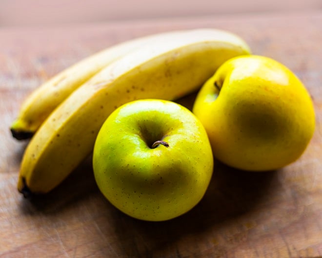 Bananes et pommes sur une table