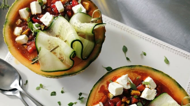 Un gaspacho de melon aux légumes servi dans un demi-melon