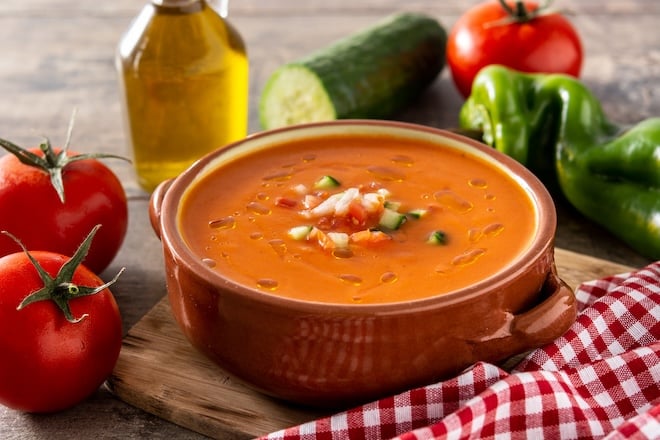 bol de gaspacho aux légumes d'été