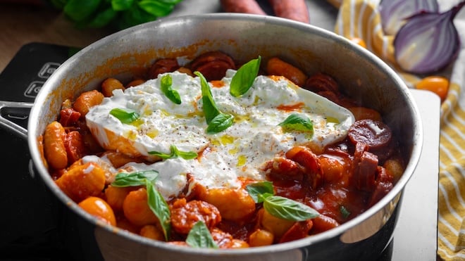 casserole de gnocchis aux tomates, chorizo et burrata