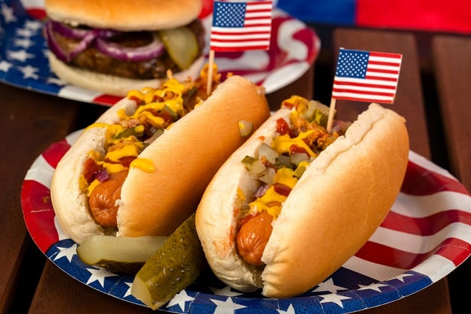 Hot-dogs présentés dans une assiette pendant la fête nationale américaine