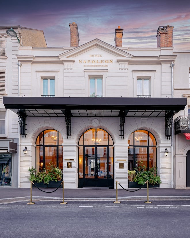 Façade extérieure de l'hôtel Napoléon à Fontainebleau.