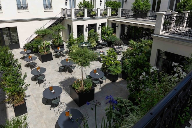 La terrasse de l'Hôtel & Spa Napoléon à Fontainebleau.