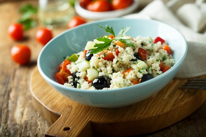 bol de taboulé aux olives et tomates