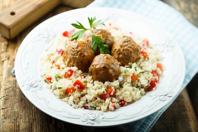 assiette de semoule aux boulettes de viande