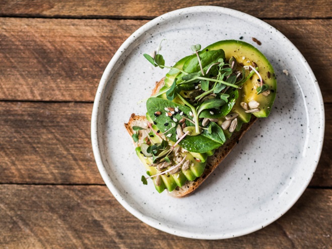 tartine d'avocat, salade et graines