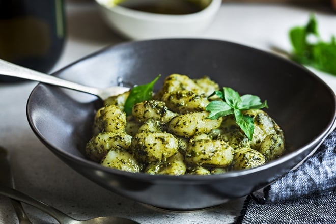 assiette de gnocchis aux légumes verts