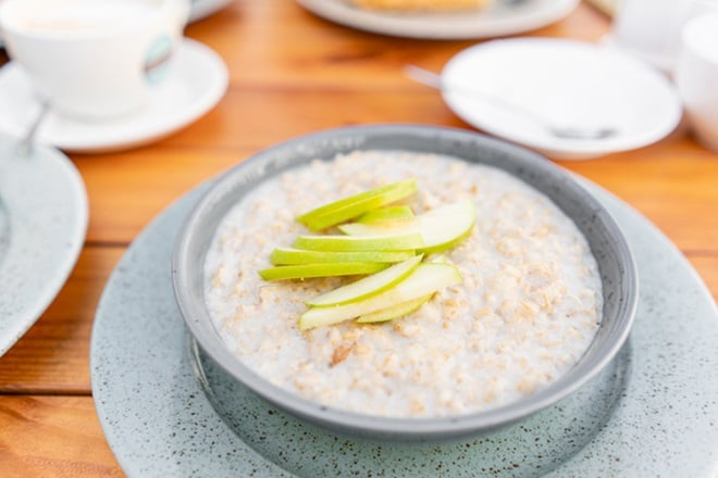 bol de riz au lait avec des tranches de pommes