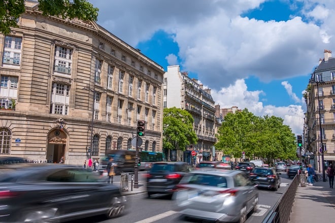 Trafic dense dans Paris