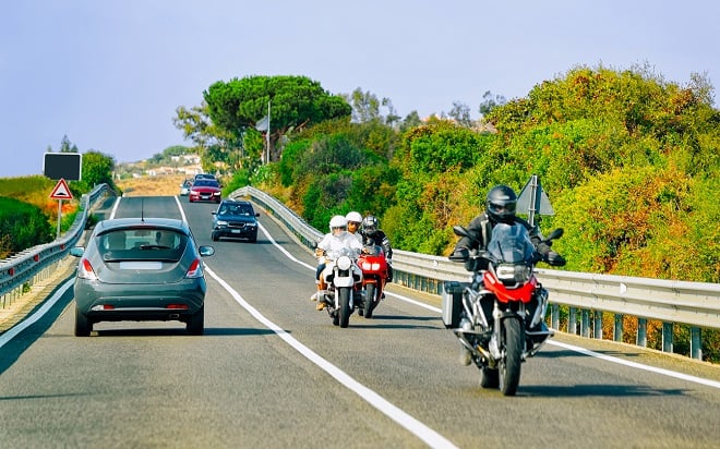 motos et voitures se croisant sur une route