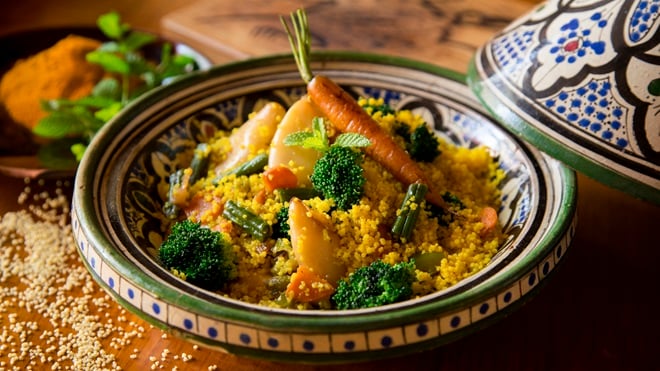 plat de couscous végétarien aux légumes