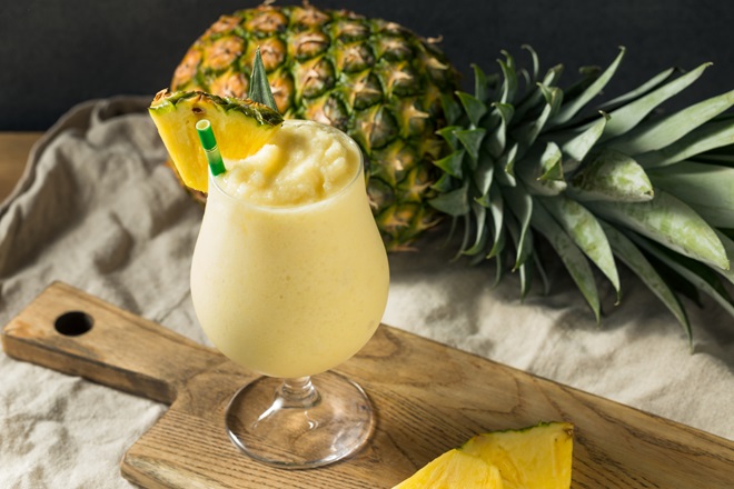 verre de cocktail à l'ananas et lait de coco