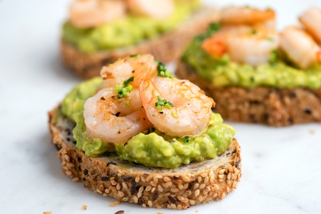 toast de guacamole aux crevettes