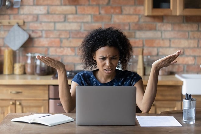 jeune femme interloquée devant son ordinateur