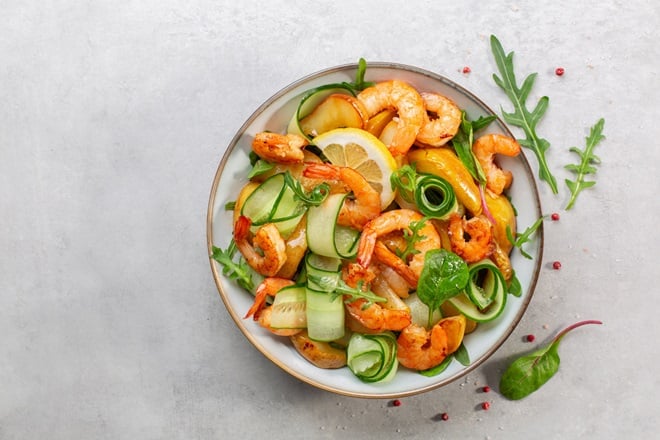 assiette avec des crevettes et du concombre